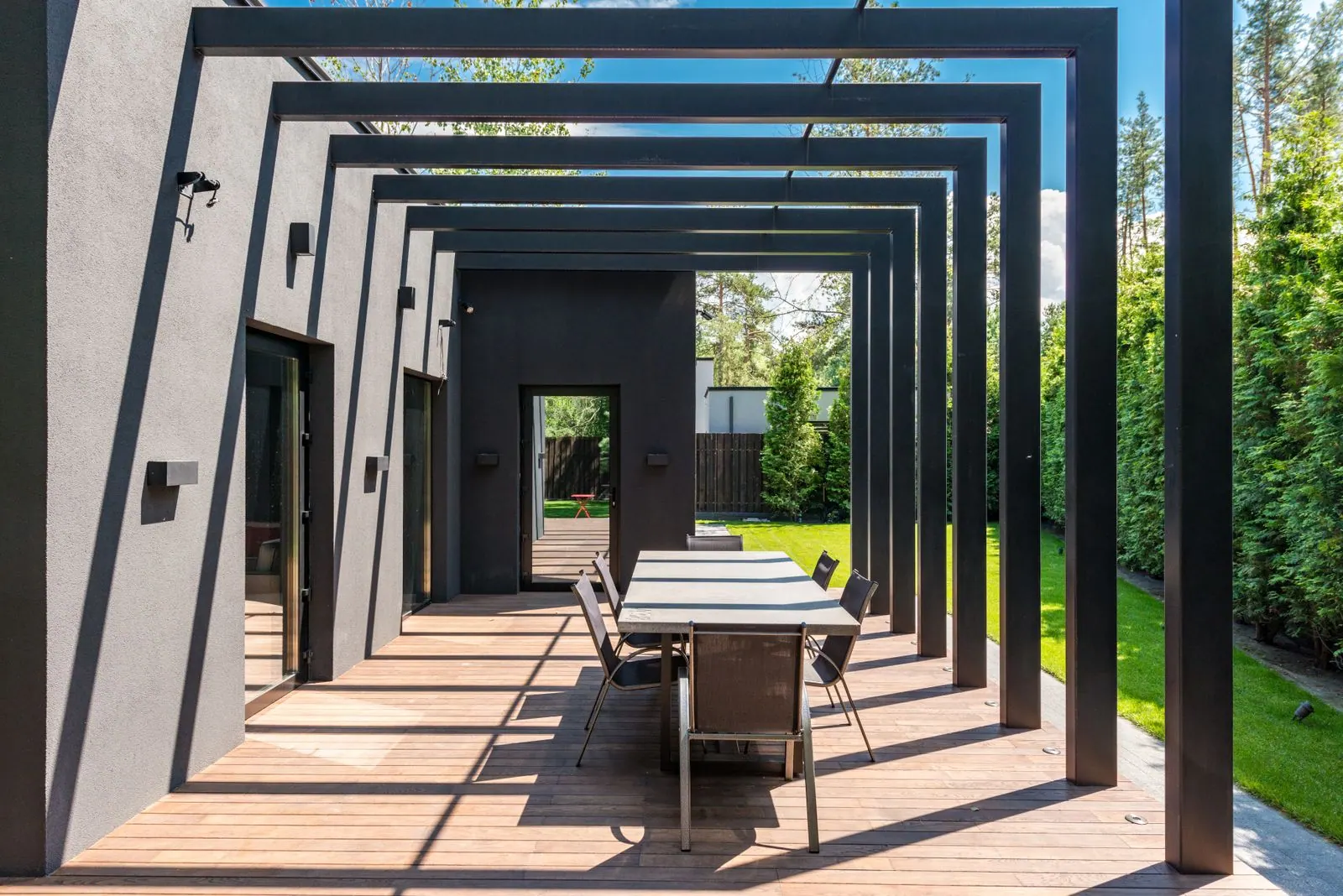 Terrasse contemporaine ouverte sur un jardin